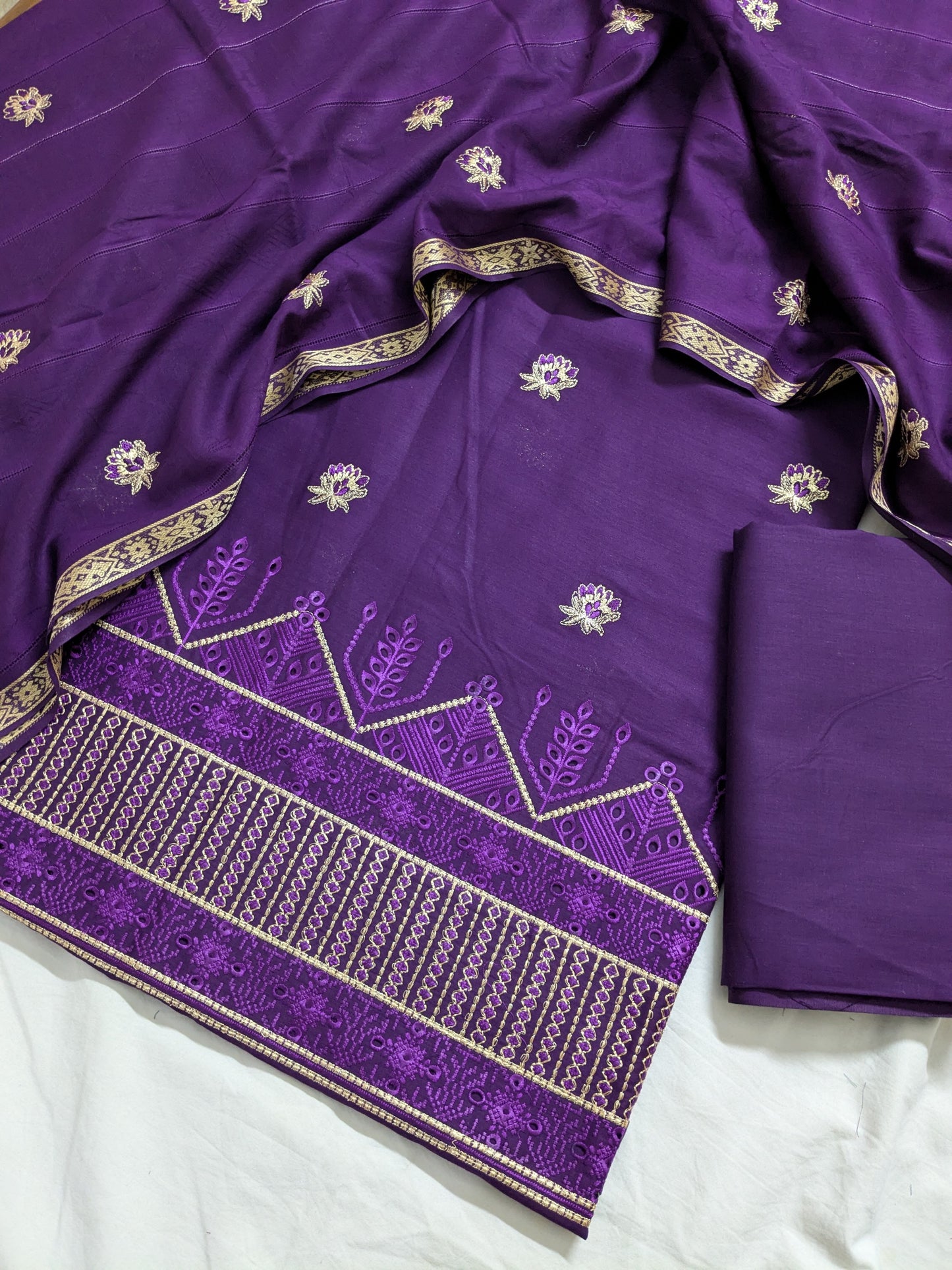 3PC EMBROIDED DAMAN BORING WITH TARKSHI JAQUARD EMBROIDED DUPATA LUXURIOUS EID COLLECTION